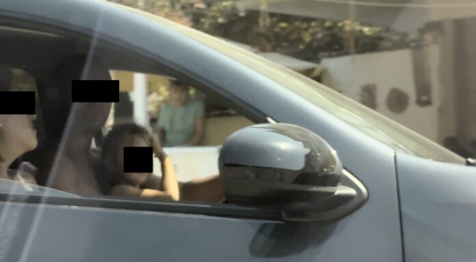 Дете на предната седалка, снимано от Русинова