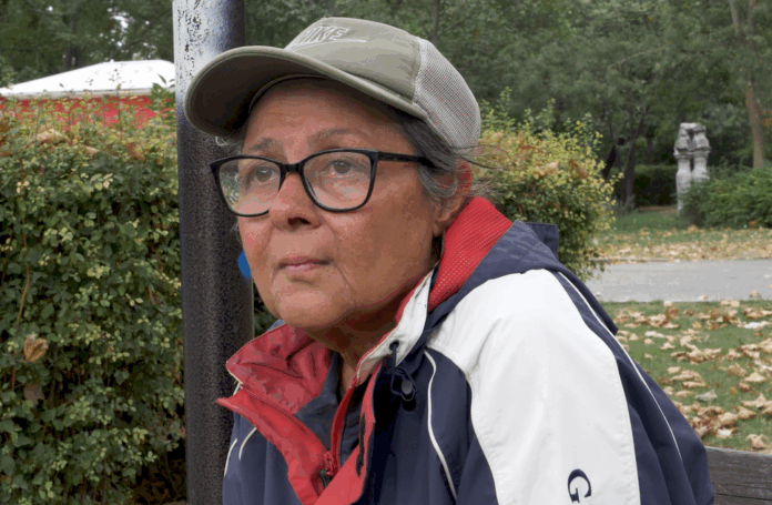 Зов за помощ: Юристка живее на пейка в Морската градина в Бургас! Нека й подадем ръка! Ирена Чардакова