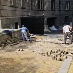 Къртенето на жълтите павета