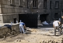 Къртенето на жълтите павета