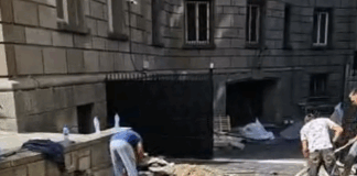 Къртенето на жълтите павета