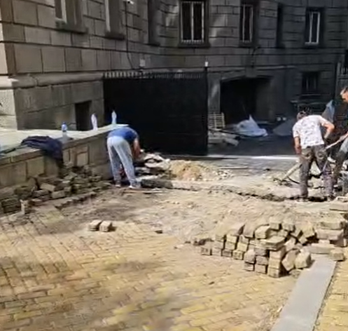 Къртенето на жълтите павета