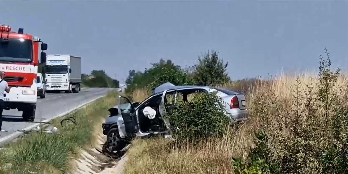 Четирима са загинали при тежка катастрофа на две коли край