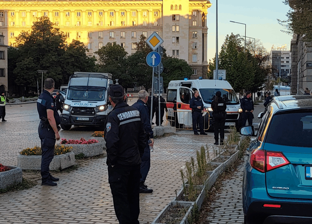 Служител на реда е починал внезапно по време на протеста