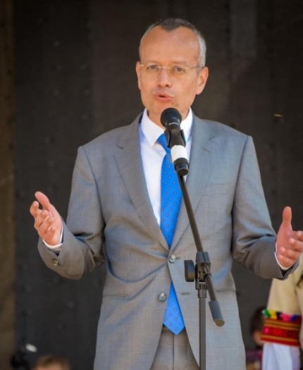 Нормално ли е улицата да влияе на съдебната власт –