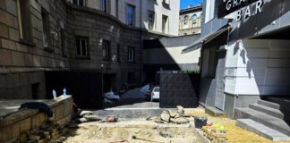 Поставянето на антипаркинг колчета