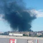 От последните минути! Голям пожар в ж.к. „Меден рудник“ в Бургас! Пожарът