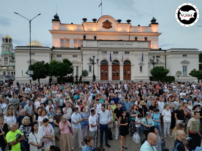 Какво се случва след протеста в София? Пред Народното събрание