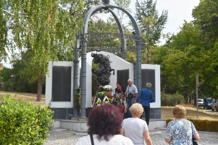 140 години от Съединението: Разград го отбеляза със слово, музика и венци