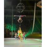 Цирков артист изуми публиката, като вдигна трима души само със зъбите си