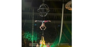 Цирков артист изуми публиката, като вдигна трима души само със зъбите си