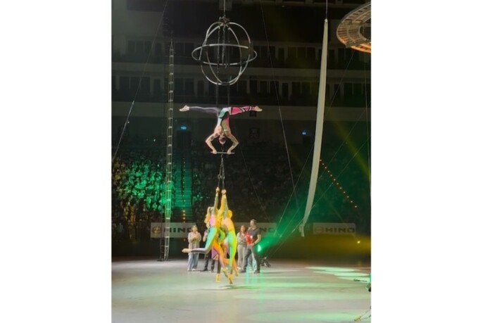 Цирков артист изуми публиката, като вдигна трима души само със зъбите си