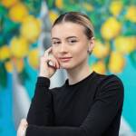 SILVI, Силви е застанала пред картината си, реализирайки мечтата си да бъде художник