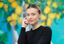 SILVI, Силви е застанала пред картината си, реализирайки мечтата си да бъде художник