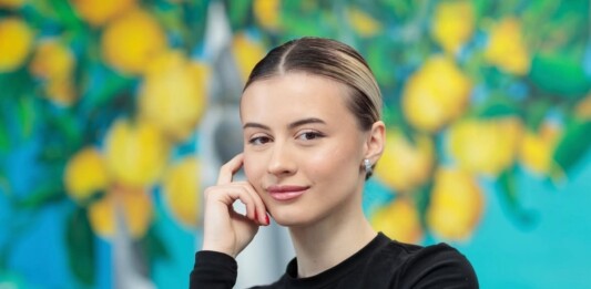 SILVI, Силви е застанала пред картината си, реализирайки мечтата си да бъде художник