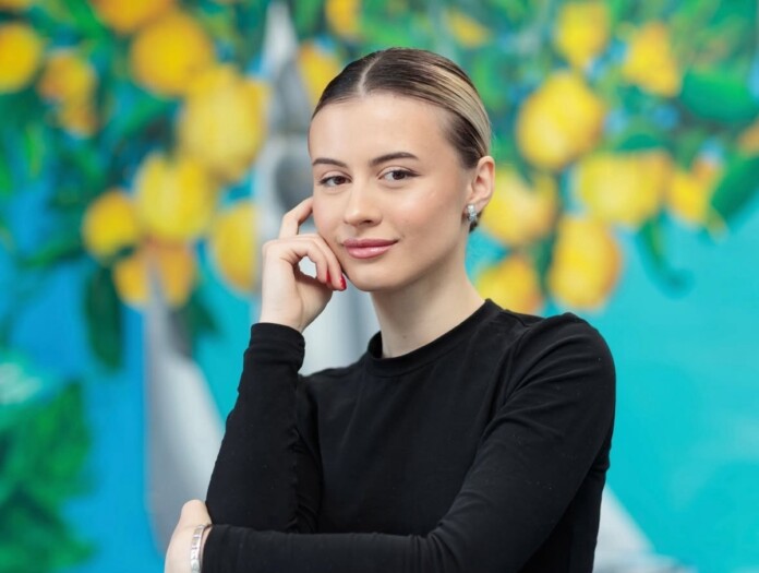 Силви SILVI, Силви е застанала пред картината си, реализирайки мечтата си да бъде художник