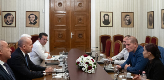 Среща между Румен Радев, журналиста Станислав Цанов и бивши служители на ВМЗ-Сопот