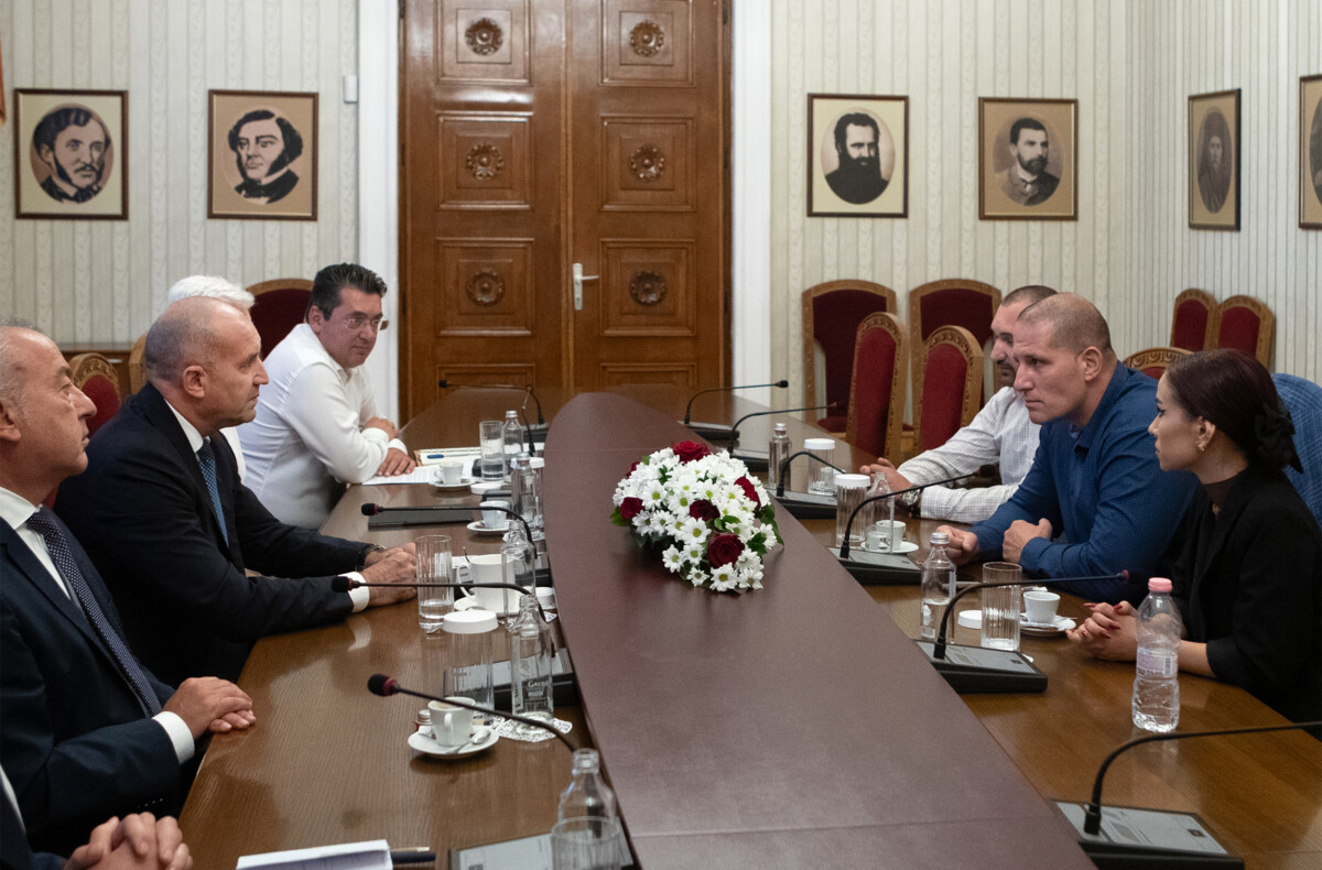 проведе среща с бивши служители на ВМЗ–Сопот и с журналиста