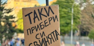 Таки, прибери си свинята. Снимка от протеста във Варна за подкрепа на Благомир Коцев