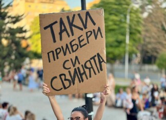 Таки, прибери си свинята. Снимка от протеста във Варна за подкрепа на Благомир Коцев