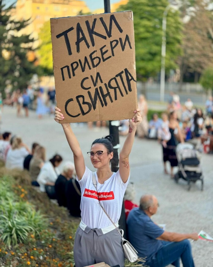 Таки, прибери си свинята. Снимка от протеста във Варна за подкрепа на Благомир Коцев