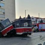 Трамвай се движи две спирки без ватман и се врязва в подлез край румънското посолство? Катастрофа с трамвай в София