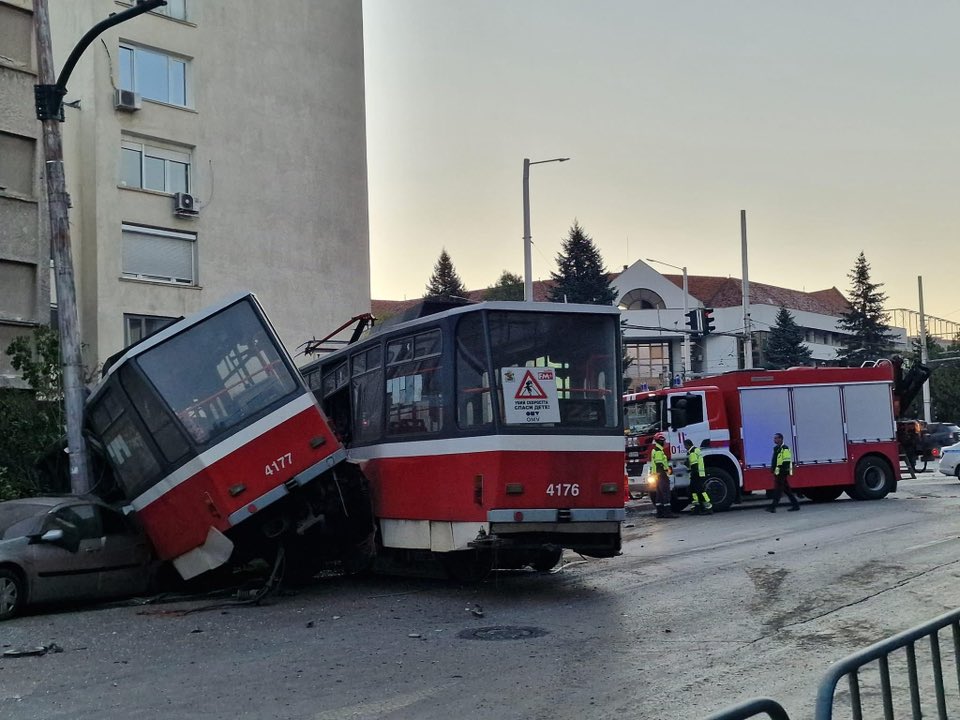 Тежък пътен инцидент с трамвай в центъра на София стана