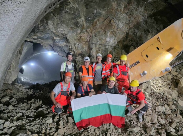 Завърши прокопаването на още един тунел от жп линията Елин Пелин – Костенец