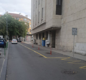 Община Бургас отново се загради с паркоместа: А къде да паркират гражданите? 1 Запазените паркоместа до Община Бургас