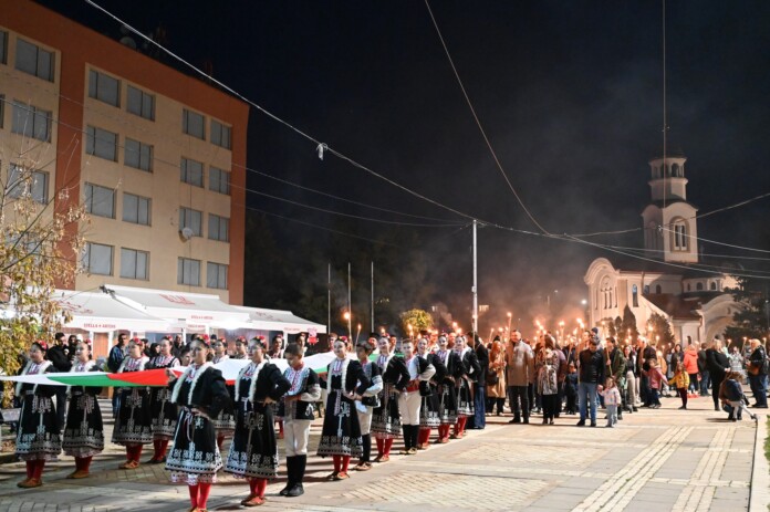 Факелно шествие в Елин Пелин