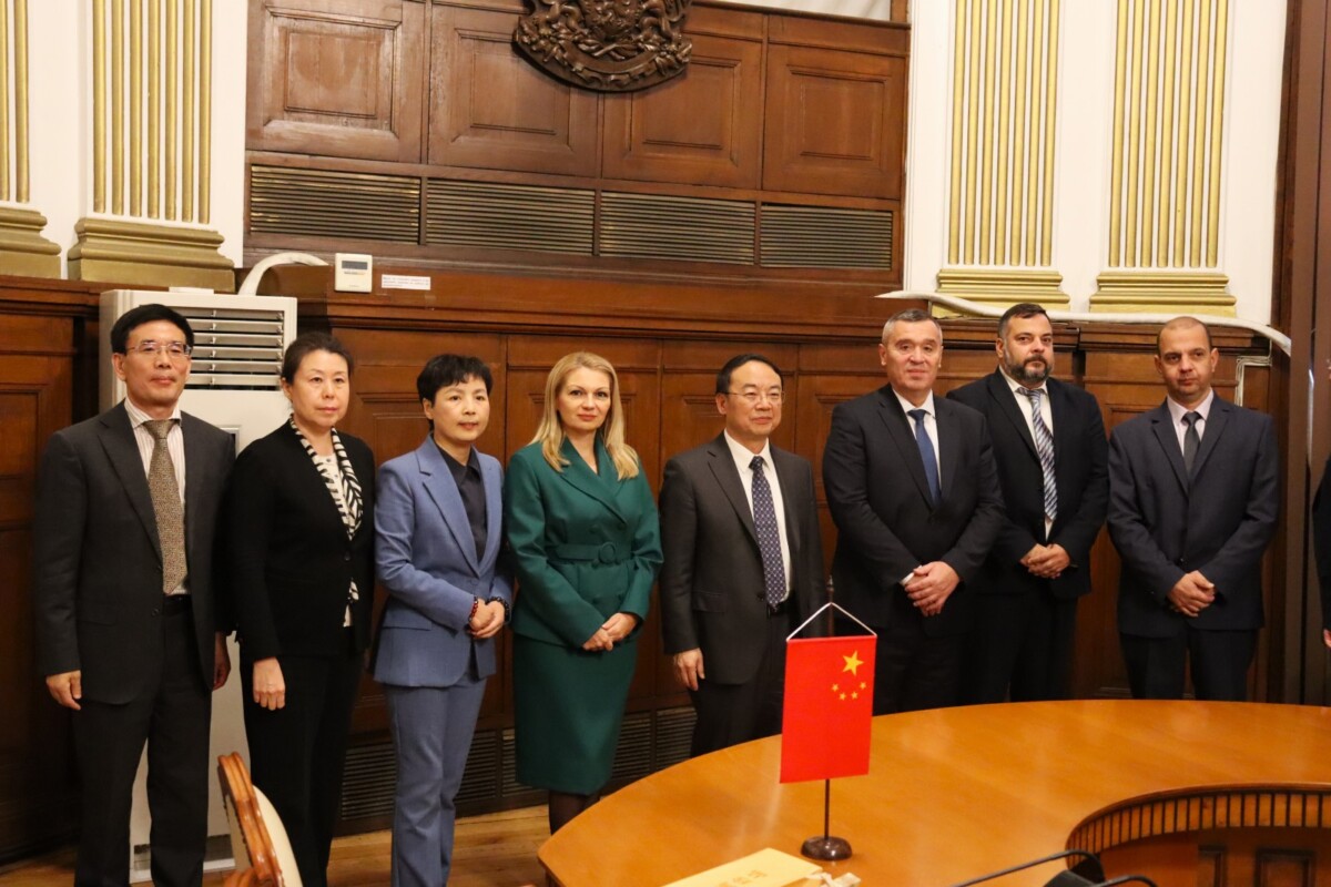 България и Китай ще работят активно за насърчаване и улесняване