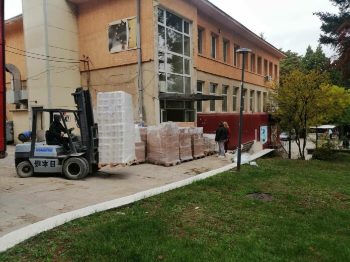 БЧК с безплатни пакети с храна и хигиенни продукти в София област! В понеделник следват Костенец и Правец БЧК – София област раздаде десетки тонове храни и хигиенни продукти