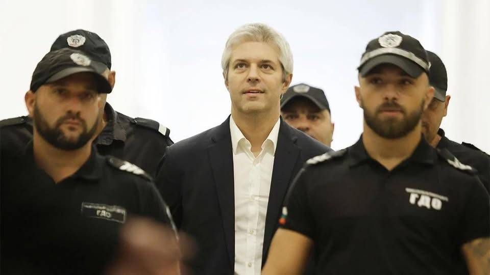 Машината която иска да смаже всякаква опозиция не признава събота