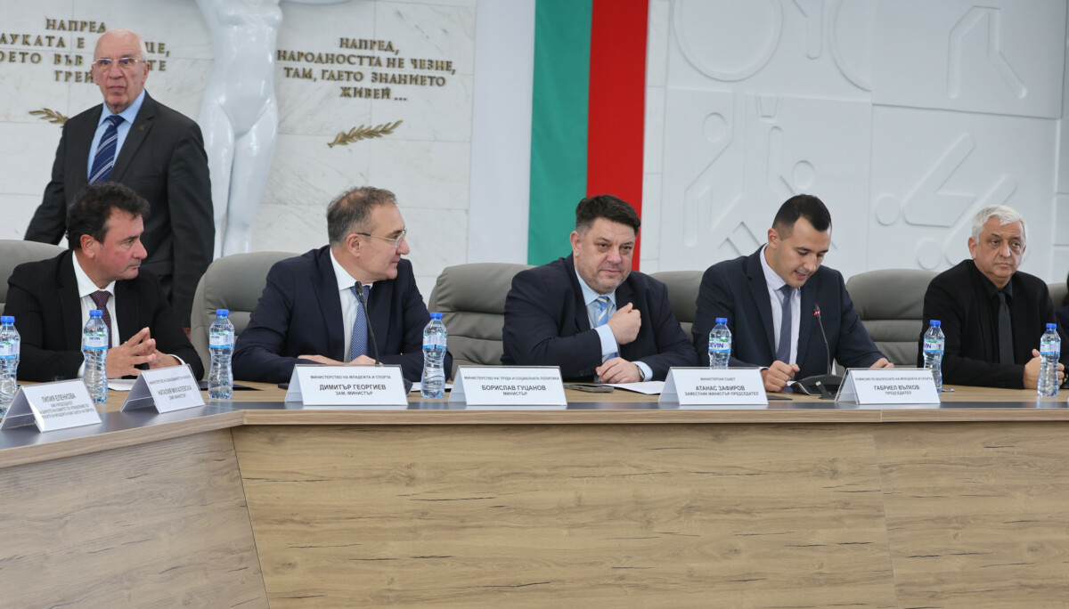 Младите хора трябва да растат в сигурна подкрепяща и позитивна