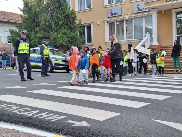Изнесен урок по пътна безопасност в Долна баня Изнесен урок по пътна безопасност в Долна баня