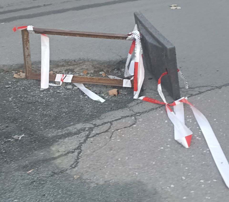 Дупка съвсем близо до входа на Пристанище Бургас се е