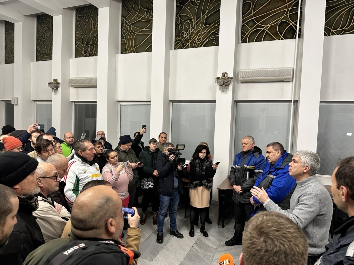 Недопустимо е за такъв продължителен период от време все още