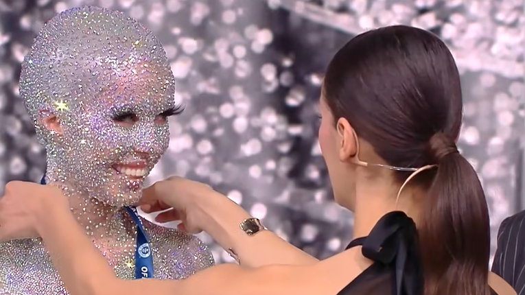 Това е костюм за Хелоуин който изисква много всеотдайност Гримьорката