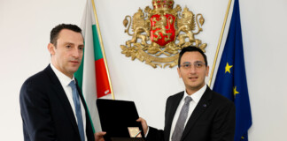 Министър Иван Пешев и еврокомисар Глен Микалеф