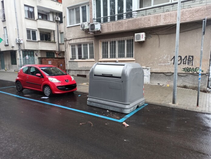 Контейнер в синята зона