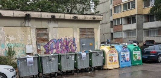 Почистване в кв. "Лагера". Снимка: Facebook