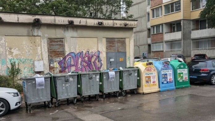 Почистване в кв. "Лагера". Снимка: Facebook Почистване в кв. "Лагера". Снимка: Facebook