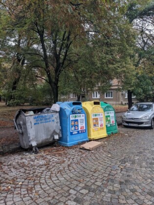 Почистване в кв. "Лагера"