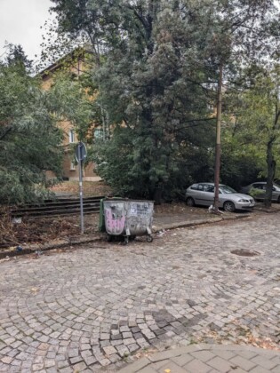 Почистване в кв. "Лагера"