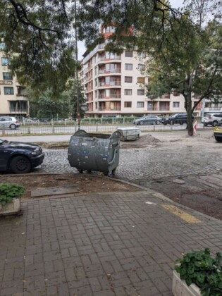 Почистване в кв. "Лагера"