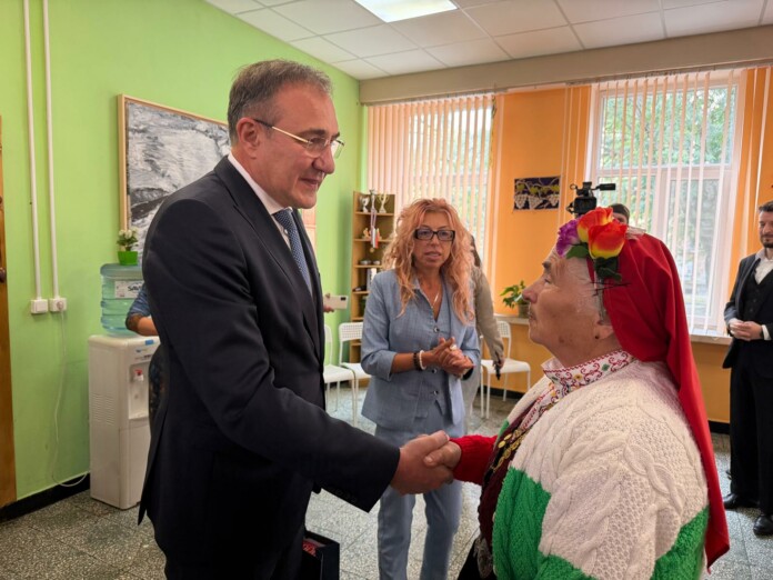 Министърът на труда и социалната политика Борислав Гуцанов отбеляза Международния ден на възрастните хора Министърът на труда и социалната политика Борислав Гуцанов отбеляза Международния ден на възрастните хора