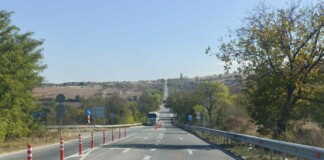 Монтират се разделителни колчета