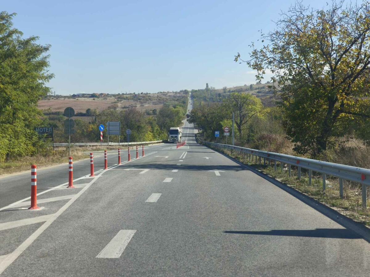 Монтират се разделителни колчета в два участъка с обща дължина