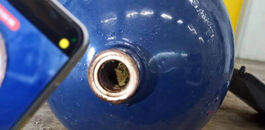 Над 25 кг канабис в газови бутилки