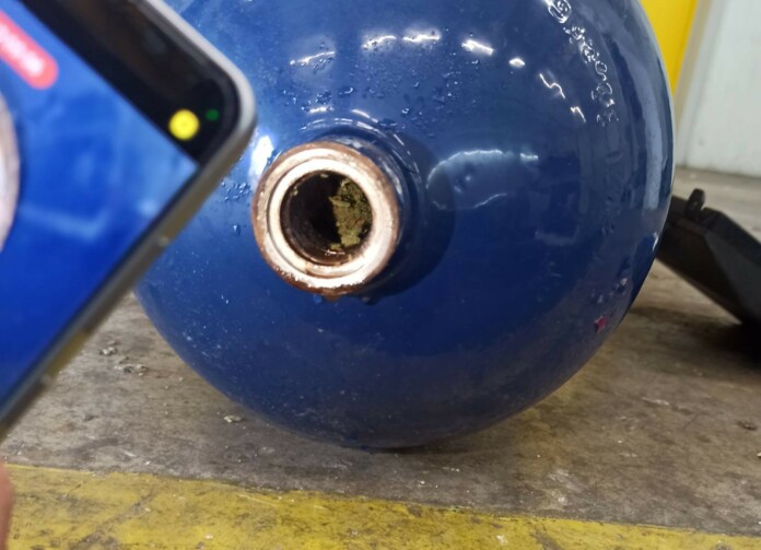 Над 25 кг канабис в газови бутилки